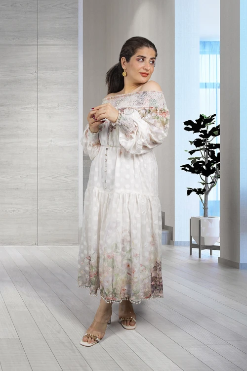 فستان نسائي أنيق قماش مشجر قصير مزين بالؤلؤ من الأسفل و فتحة صدر دائري مطاط  بأزرار من الأمام و أكمام طويلة بمطاط من الأطراف 