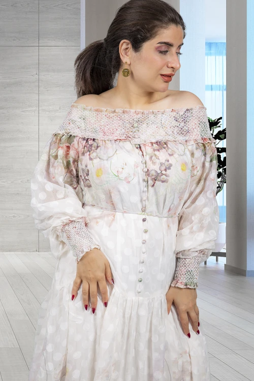 فستان نسائي أنيق قماش مشجر قصير مزين بالؤلؤ من الأسفل و فتحة صدر دائري مطاط  بأزرار من الأمام و أكمام طويلة بمطاط من الأطراف 