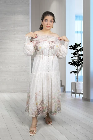 فستان نسائي أنيق قماش مشجر قصير مزين بالؤلؤ من الأسفل و فتحة صدر دائري مطاط  بأزرار من الأمام و أكمام طويلة بمطاط من الأطراف 