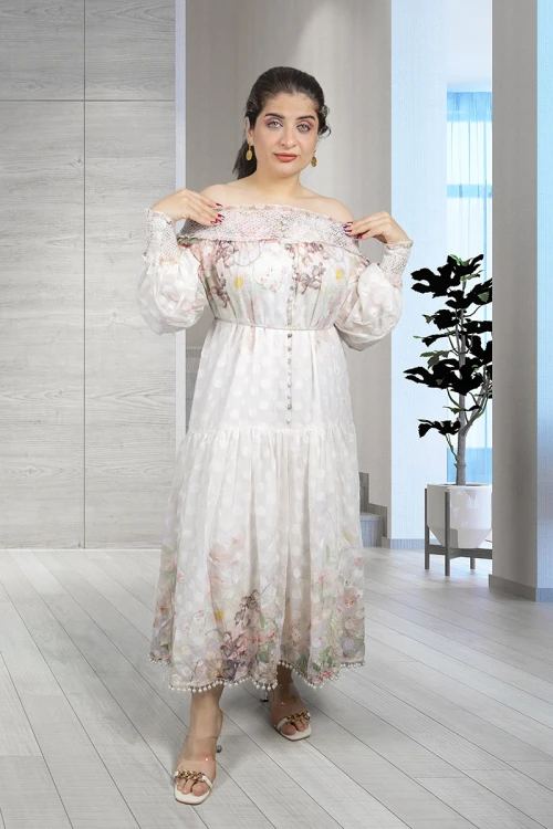 فستان نسائي أنيق قماش مشجر قصير مزين بالؤلؤ من الأسفل و فتحة صدر دائري مطاط  بأزرار من الأمام و أكمام طويلة بمطاط من الأطراف 