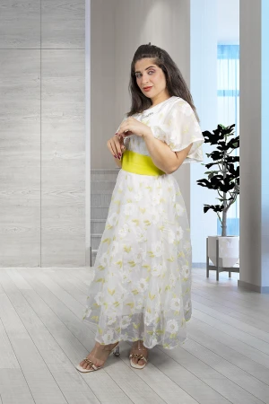 فستان نسائي أنيق قماش مشجر قصير بقلبات من الصدر مزينة بالكريستال و أزرار من الأمام و أكمام قصيرة واسعة مع حزام خارجي  