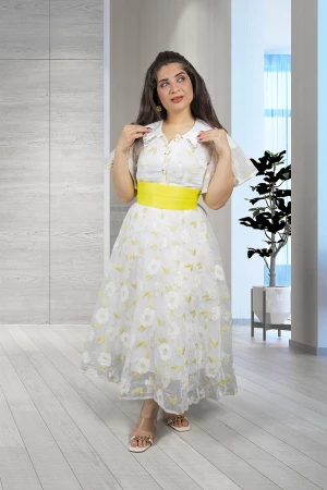 فستان نسائي أنيق قماش مشجر قصير بقلبات من الصدر مزينة بالكريستال و أزرار من الأمام و أكمام قصيرة واسعة مع حزام خارجي  