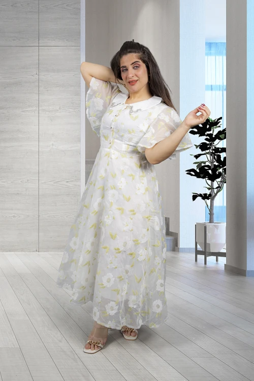 فستان نسائي أنيق قماش مشجر قصير بقلبات من الصدر مزينة بالكريستال و أزرار من الأمام و أكمام قصيرة واسعة مع حزام خارجي  