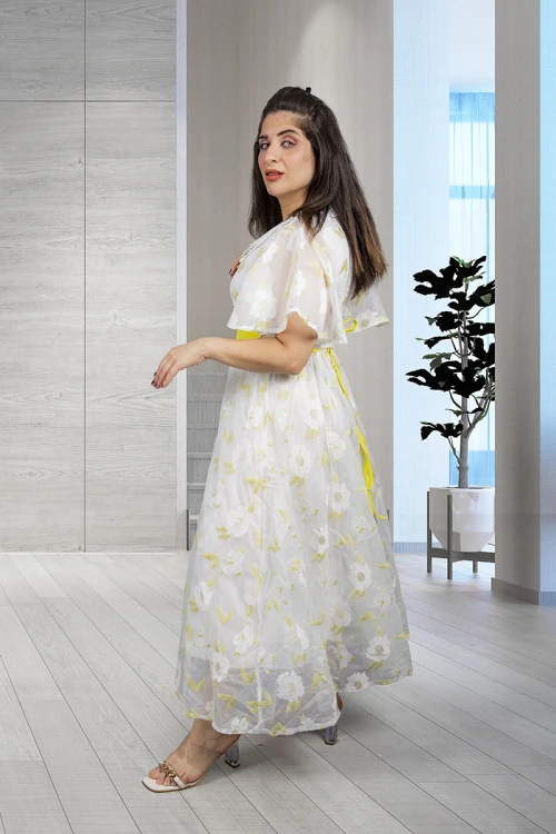 فستان نسائي أنيق قماش مشجر قصير بقلبات من الصدر مزينة بالكريستال و أزرار من الأمام و أكمام قصيرة واسعة مع حزام خارجي  