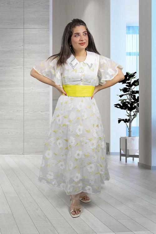 فستان نسائي أنيق قماش مشجر قصير بقلبات من الصدر مزينة بالكريستال و أزرار من الأمام و أكمام قصيرة واسعة مع حزام خارجي  