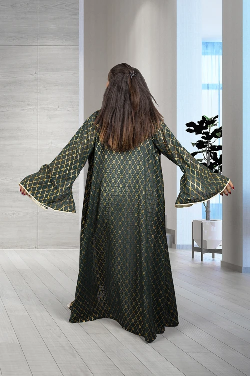 جلابية نسائي أنيقة قطعتين القطعة الداخلية فستان علاقي لون أبيض والخارجية قماش شيفون باللون الأخضر بخطوط ذهبية وأكمام طويلة واسعة