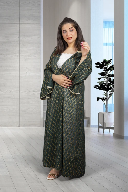 جلابية نسائي أنيقة قطعتين القطعة الداخلية فستان علاقي لون أبيض والخارجية قماش شيفون باللون الأخضر بخطوط ذهبية وأكمام طويلة واسعة