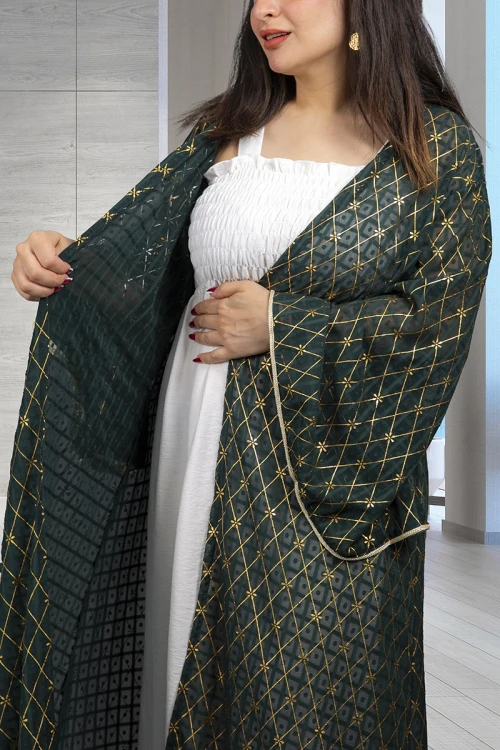 جلابية نسائي أنيقة قطعتين القطعة الداخلية فستان علاقي لون أبيض والخارجية قماش شيفون باللون الأخضر بخطوط ذهبية وأكمام طويلة واسعة