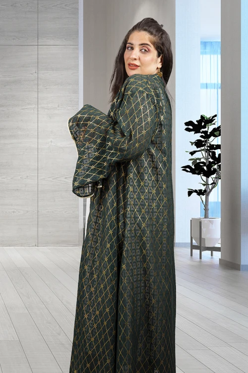 جلابية نسائي أنيقة قطعتين القطعة الداخلية فستان علاقي لون أبيض والخارجية قماش شيفون باللون الأخضر بخطوط ذهبية وأكمام طويلة واسعة