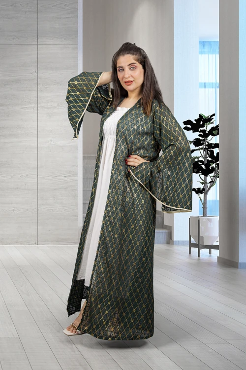 جلابية نسائي أنيقة قطعتين القطعة الداخلية فستان علاقي لون أبيض والخارجية قماش شيفون باللون الأخضر بخطوط ذهبية وأكمام طويلة واسعة