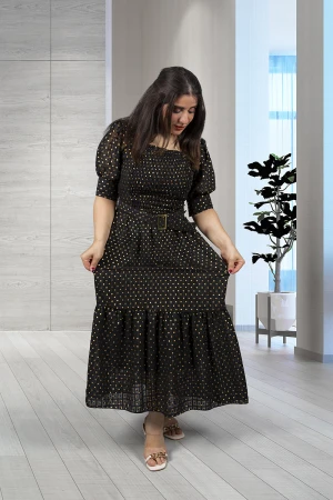 فستان نسائي أنيق لون أسود بطبعات دائرية باللون الذهبي الأكمام قصيرة و قصة الصدر مربعة بزم و حزام من الأمام 