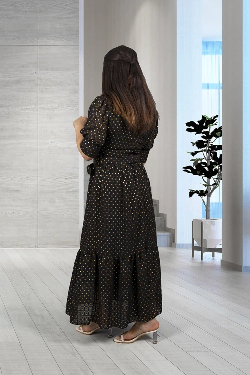 فستان نسائي أنيق لون أسود بطبعات دائرية باللون الذهبي الأكمام قصيرة و قصة الصدر مربعة بزم و حزام من الأمام 