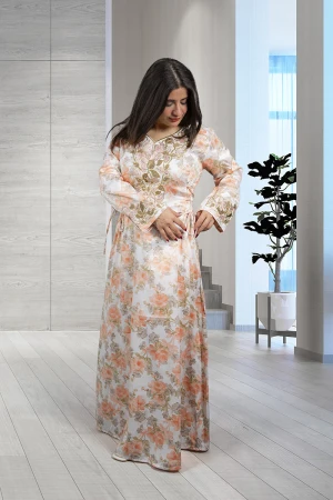 مخور إماراتي نسائي أنيق قماش مشجر برباط على الخصر وفتحة الصدر مثلثة و مطرز بكريستال من الأمام و الأكمام مع طرحة مطرزة باللون الأبيض  