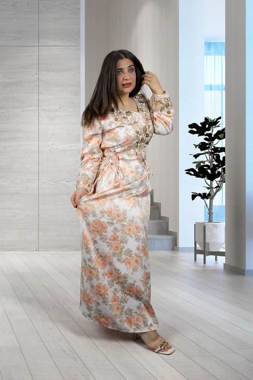 مخور إماراتي نسائي أنيق قماش مشجر برباط على الخصر وفتحة الصدر مثلثة و مطرز بكريستال من الأمام و الأكمام مع طرحة مطرزة باللون الأبيض  