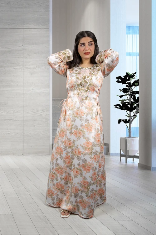 مخور إماراتي نسائي أنيق قماش مشجر برباط على الخصر وفتحة الصدر مثلثة و مطرز بكريستال من الأمام و الأكمام مع طرحة مطرزة باللون الأبيض  