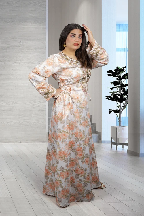 مخور إماراتي نسائي أنيق قماش مشجر برباط على الخصر وفتحة الصدر مثلثة و مطرز بكريستال من الأمام و الأكمام مع طرحة مطرزة باللون الأبيض  