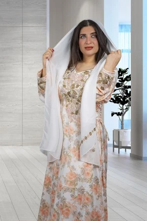 مخور إماراتي نسائي أنيق قماش مشجر برباط على الخصر وفتحة الصدر مثلثة و مطرز بكريستال من الأمام و الأكمام مع طرحة مطرزة باللون الأبيض  