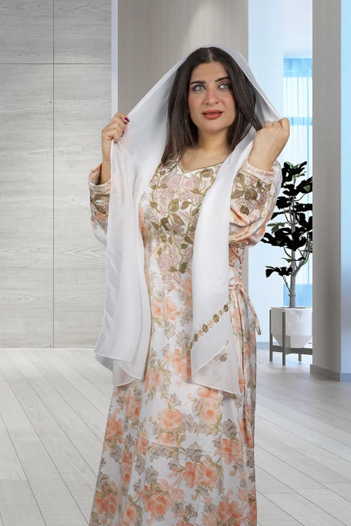 مخور إماراتي نسائي أنيق قماش مشجر برباط على الخصر وفتحة الصدر مثلثة و مطرز بكريستال من الأمام و الأكمام مع طرحة مطرزة باللون الأبيض  