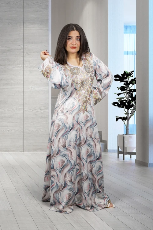 مخور إماراتي نسائي أنيق قماش مشجر فتحة الصدر مثلثة و مطرز بكريستال من الأمام و الأكمام  