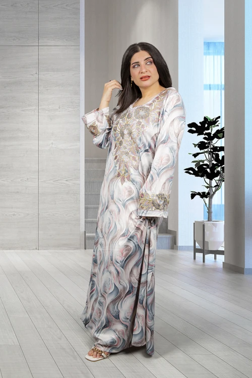 مخور إماراتي نسائي أنيق قماش مشجر فتحة الصدر مثلثة و مطرز بكريستال من الأمام و الأكمام  