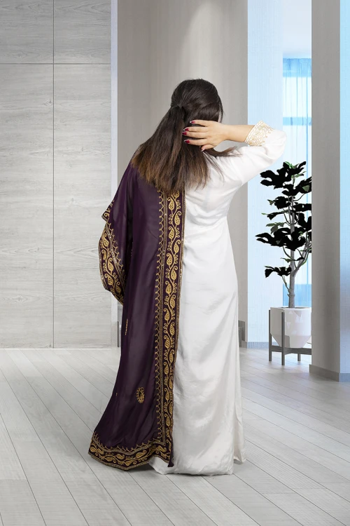 جلابية نسائي أنيقة لون أبيض بتطريز ذهبي من الصدر و الأكمام مع قماش شيفون من الجنب باللون الموف مطرز باللون الذهبي