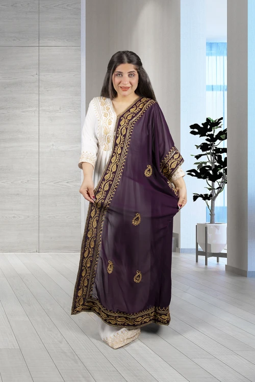 جلابية نسائي أنيقة لون أبيض بتطريز ذهبي من الصدر و الأكمام مع قماش شيفون من الجنب باللون الموف مطرز باللون الذهبي