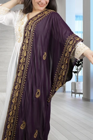 جلابية نسائي أنيقة لون أبيض بتطريز ذهبي من الصدر و الأكمام مع قماش شيفون من الجنب باللون الموف مطرز باللون الذهبي