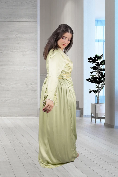 جلابية نسائي أنيقة لون تفاحي قصة الصدرمثلثة بأطراف باللون الأبيض على الصدر و الأكمام وتطريز ذهبي على الصدر وحزام منفصل مطرز على الخصر