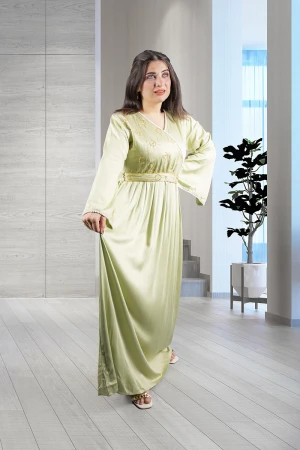 جلابية نسائي أنيقة لون تفاحي قصة الصدرمثلثة بأطراف باللون الأبيض على الصدر و الأكمام وتطريز ذهبي على الصدر وحزام منفصل مطرز على الخصر 