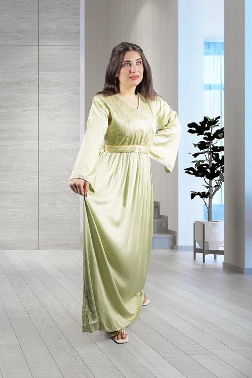 جلابية نسائي أنيقة لون تفاحي قصة الصدرمثلثة بأطراف باللون الأبيض على الصدر و الأكمام وتطريز ذهبي على الصدر وحزام منفصل مطرز على الخصر