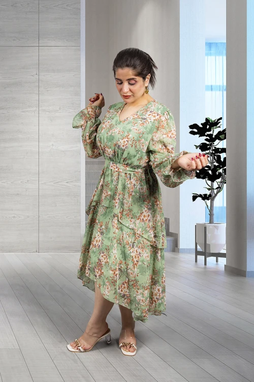 فستان نسائي أنيق قماش مشجر قصة الصدر مثلثة و زم من الخصر والأكمام 