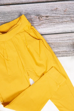 بنطلون بناتي سكيني أنيق لون كركمي بجيوب من الأمام والخلف وسحاب و زر قفل