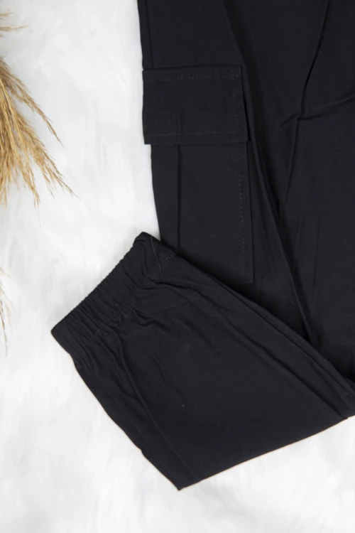 بنطلون بناتي أنيق لون أسود بجيوب من الجوانب ومطاط من الأطراف و رباط على الخصر 