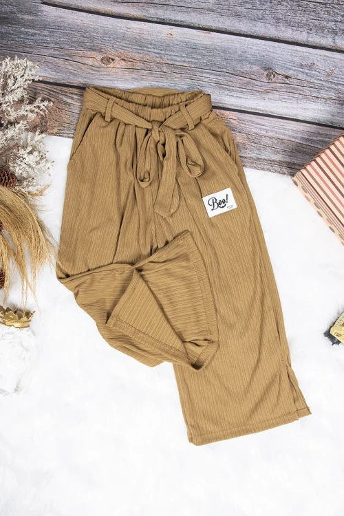 بنطلون بناتي واسع أنيق لون أخضر بجيوب من الأمام و رباط على الخصر 