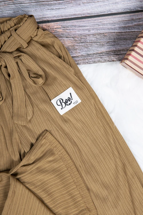 بنطلون بناتي واسع أنيق لون أخضر بجيوب من الأمام و رباط على الخصر 