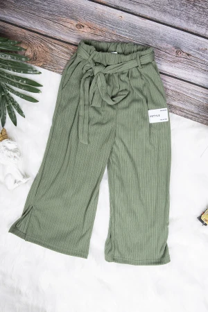 بنطلون بناتي واسع أنيق لون أخضر بجيوب من الأمام و رباط على الخصر 
