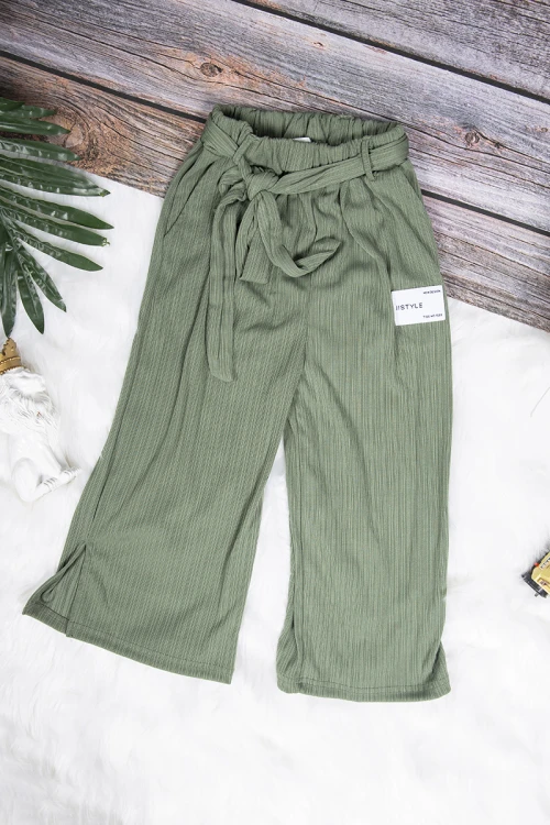 بنطلون بناتي واسع أنيق لون أخضر بجيوب من الأمام و رباط على الخصر 