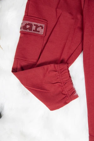 بنطلون بناتي رياضي أنيق لون أحمر بجيوب بكتابات  من الأمام و رباط على الخصر