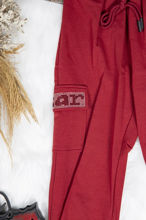 بنطلون بناتي رياضي أنيق لون أحمر بجيوب بكتابات  من الأمام و رباط على الخصر