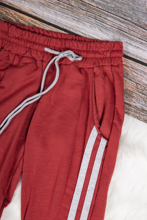 بنطلون بناتي رياضي أنيق لون أحمر بخطوط باللون الرمادي بجيوب من الأمام و رباط على الخصر