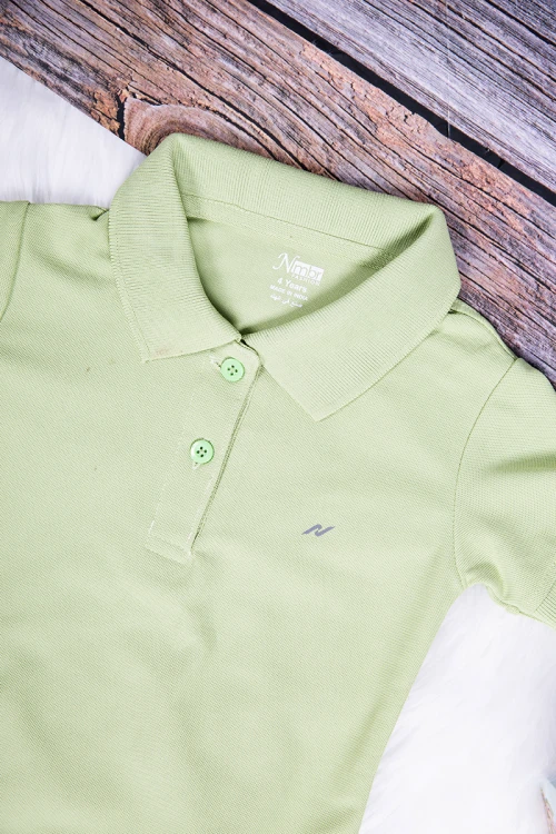 تيشرت بناتي انيق لون تفاحي أكمام قصيرة و ياقة بأزرار من الأمام