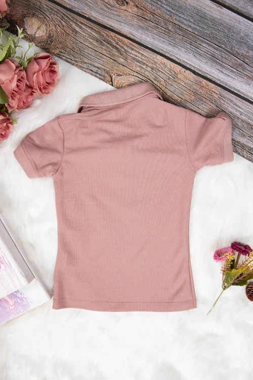 تيشرت بناتي انيق لون لحمي أكمام قصيرة و ياقة بأزرار من الأمام 