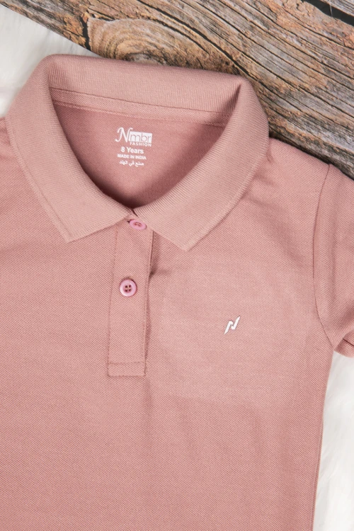 تيشرت بناتي انيق لون لحمي أكمام قصيرة و ياقة بأزرار من الأمام 