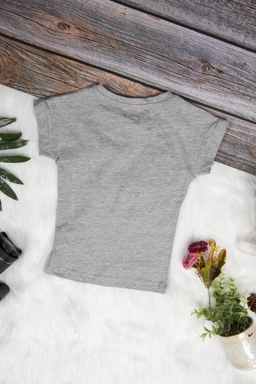 بلوزة بناتي لون رمادي أكمام قصيرة برسومات و كتابات من الأمام  