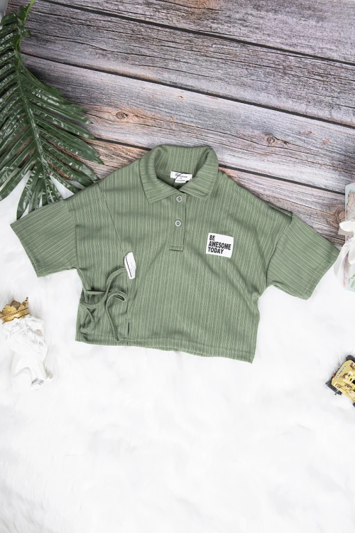 بلوزة بناتي لون أخضر أكمام قصيرة بياقة وأزرار وشعار ابيض من الأمام 