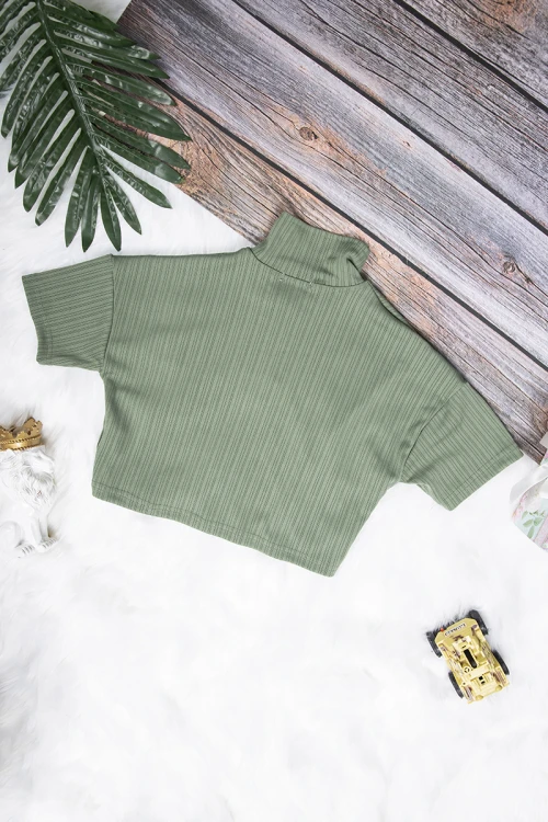 بلوزة بناتي لون أخضر أكمام قصيرة بياقة وأزرار وشعار ابيض من الأمام 