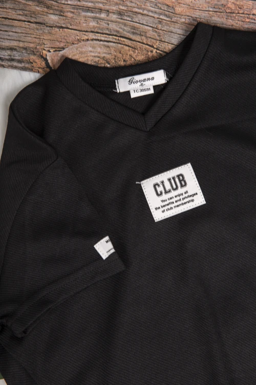 بلوزة بناتي لون أسود أكمام قصيرة قصة الصدر سبعة وشعار ابيض من الأمام 