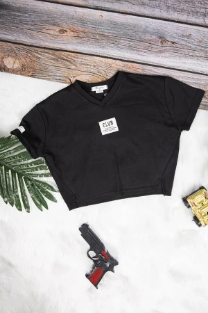 بلوزة بناتي لون أسود أكمام قصيرة قصة الصدر سبعة وشعار ابيض من الأمام 