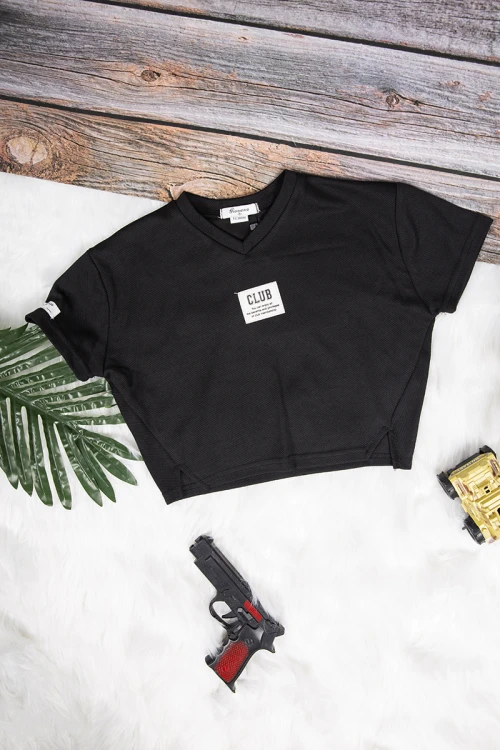 بلوزة بناتي لون أسود أكمام قصيرة قصة الصدر سبعة وشعار ابيض من الأمام 