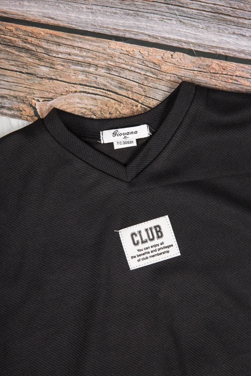 بلوزة بناتي لون أسود أكمام قصيرة قصة الصدر سبعة وشعار ابيض من الأمام 